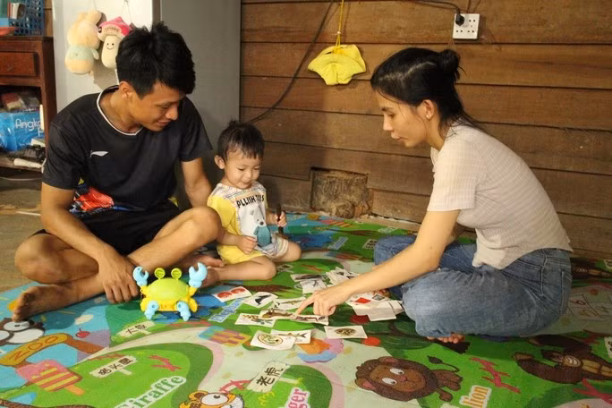 Le Thi My Dung, Truong Quoc Dat et leur fille. Photo: thoidai