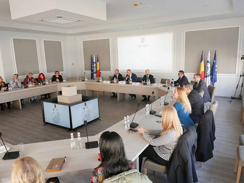 Lors d'un séminaire sur le potentiel et les opportunités de coopération entre le Vietnam et la Roumanie dans le domaine économique. Pjoto: baoquocte.vn