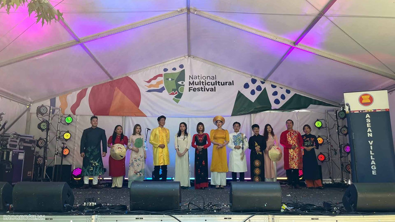 Un défilé de l’ao dai est chaleureusement saluée par le public. Photo: Baoquocte.vn