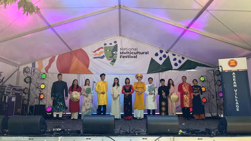 Un défilé de l’ao dai est chaleureusement saluée par le public. Photo: Baoquocte.vn