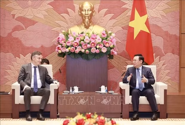 Le Président de l’Assemblée nationale vietnamienne, Vuong Dinh Huê (à droite), et David McAllister, président de la Commission des Affaires étrangères du Parlement européen. Photo : VNA.