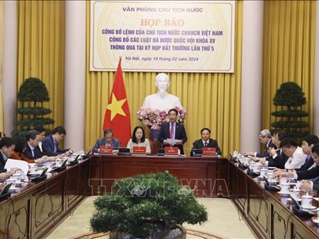 Le chef adjoint du Bureau présidentiel, Pham Thanh Hà, préside la conférence de presse. Photo: VNA.