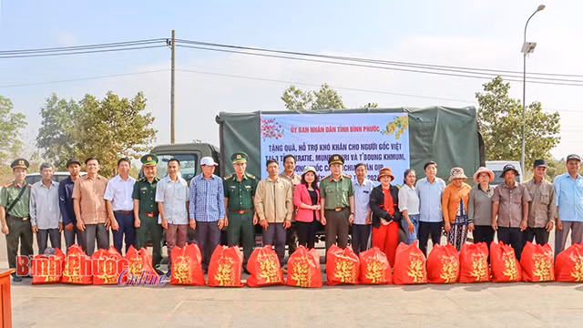 Remise des cadeaux du Têt aux Vietnamiens au Cambodge Photo : Journal Binh Phuoc.
