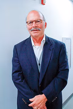 James Borton est journaliste, chercheur supérieur à l'Institut de politique étrangère de l'Université Johns Hopkins et auteur du livre « Dispatches from the South China Sea: Navigating to Common Ground ». Photo : baoquocte.vn James Borton est journaliste, chercheur supérieur à l'Institut de politique étrangère de l'Université Johns Hopkins et auteur du livre « Dispatches from the South China Sea: Navigating to Common Ground ». Photo : baoquocte.vn