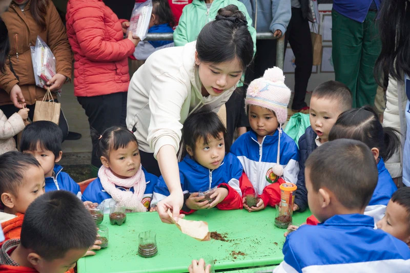 Les jeunes du projet Stripe et les enfants lors de la Journée du Volontariat 2024. Photo : nhandan.vn