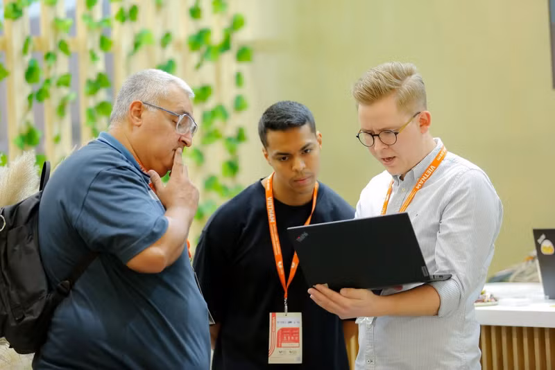 Les acheteurs internationaux s’intéressent aux produits du bois vietnamiens à VIFA EXPO 2024. Photo : congthuong.vn