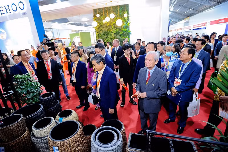 Les visiteurs à l'exposition VIFA EXPO 2024. Photo : congthuong.vn