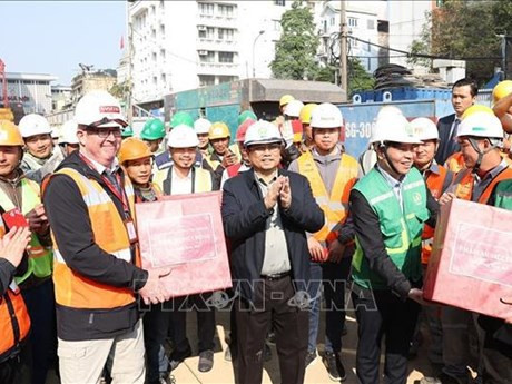 Le Premier ministre Pham Minh Chinh a rendu visite aux travailleurs en service à Hanoï pendant les vacances du Nouvel An lunaire (Têt). Photo : VNA.