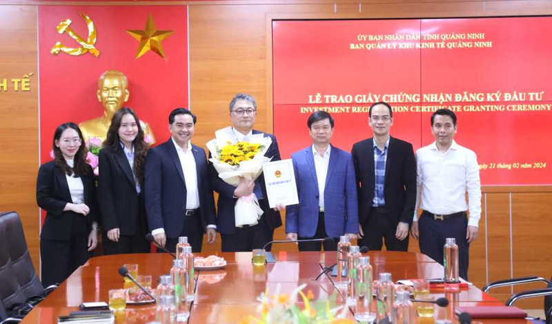 Remises des certificats d’investissement à deux projets d’investissement direct étranger (IDE) à Quang Ninh. Photo : baodautu.vn