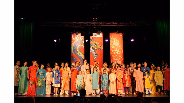 Chœur franco-vietnamien interprète la chanson "Trống Cơm". Photo : Dào Hoàng, Nguyên Anh/Journal Nhân Dân.