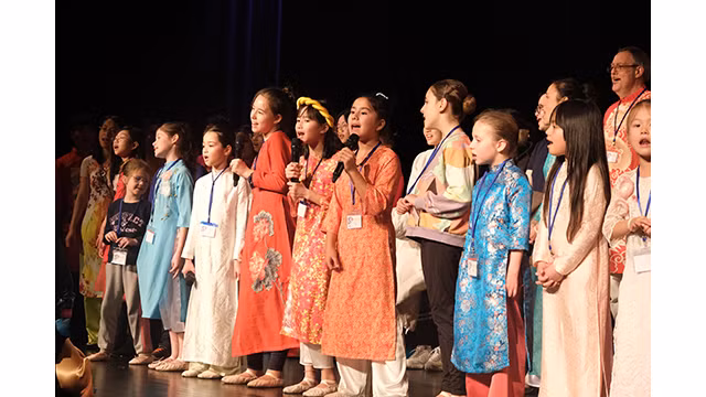 Chœur franco-vietnamien interprète la chanson ‘’Trống Cơm’’. Photo : Dào Hoàng, Nguyên Anh/Journal Nhân Dân. Chœur franco-vietnamien interprète la chanson ‘’Trống Cơm’’. Photo : Dào Hoàng, Nguyên Anh/Journal Nhân Dân.