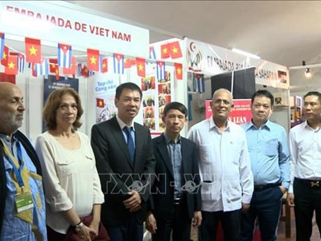 Des Vietnamiens et Cubains à la 32e Foire internationale du livre de La Havane (FIL Cuba 2024). Photo : VNA