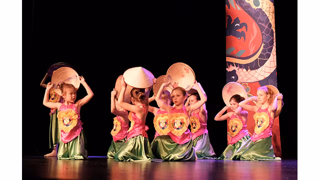 Des enfants français et vietnamiens interprètent la danse "Bèo dat mây trôi". Photo : Dào Hoàng, Nguyên Anh/Journal Nhân Dân. Des enfants français et vietnamiens interprètent la danse "Bèo dat mây trôi". Photo : Dào Hoàng, Nguyên Anh/Journal Nhân Dân.
