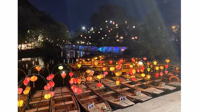 La visite nocturne dans l'ancienne ville de Hoa Lu est une nouvelle expérience touristique à Ninh Binh. Photo : VOV.