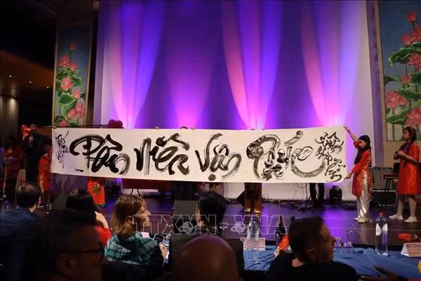 Lors du programme « Printemps de l'amour ». Photo : VNA.