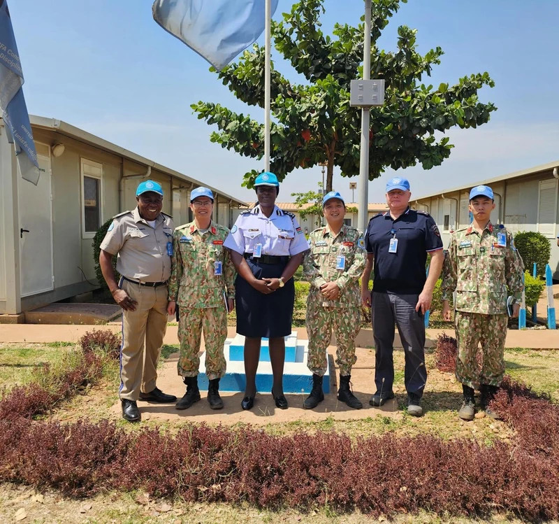 Des représentants de l'unité et des représentants de la police de mission de la FISNUA. Photo : L’Unité de génie militaire du Vietnam à la FISNUA. 