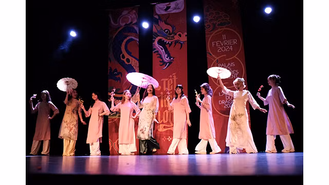 Des performances splendides et bien colorées pour but de promouvoir la musique vietnamien. Photo : Dào Hoàng, Nguyên Anh/Journal Nhân Dân. Des performances splendides et bien colorées pour but de promouvoir la musique vietnamien. Photo : Dào Hoàng, Nguyên Anh/Journal Nhân Dân.
