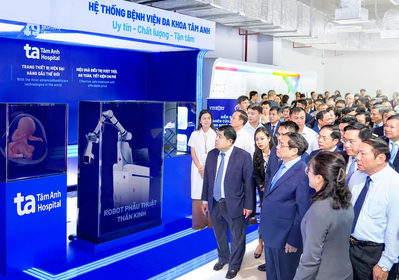 Le Premier ministre vietnamien Pham Minh Chinh visite le stand de l'Hôpital Tâm Anh lors du Salon international de l'innovation du Vietnam 2023. Photo : nhandan.vn