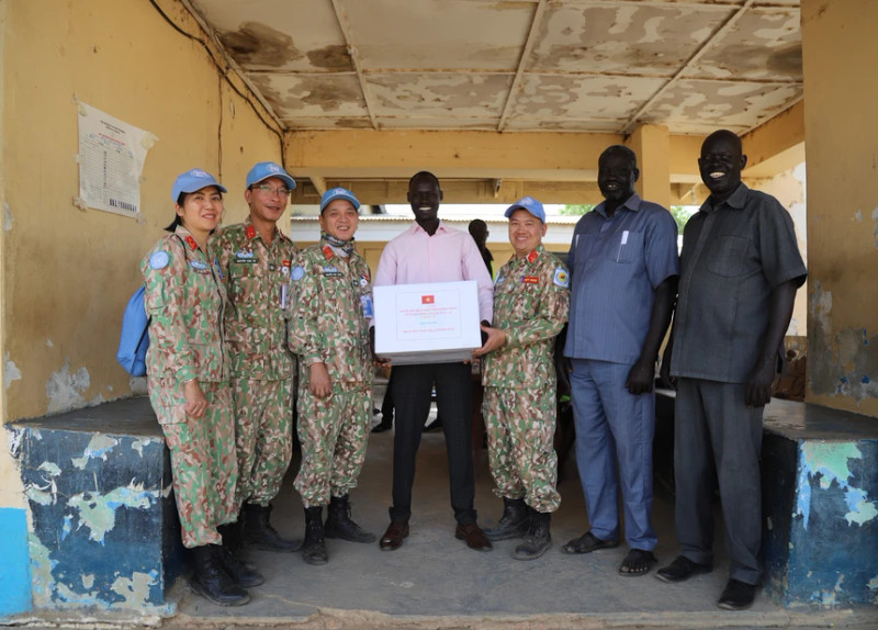 L'Unité de génie militaire vietnamienne rend visite au ministère de la Santé de la région d'Abyei. Photo : phunuvietnam.vn