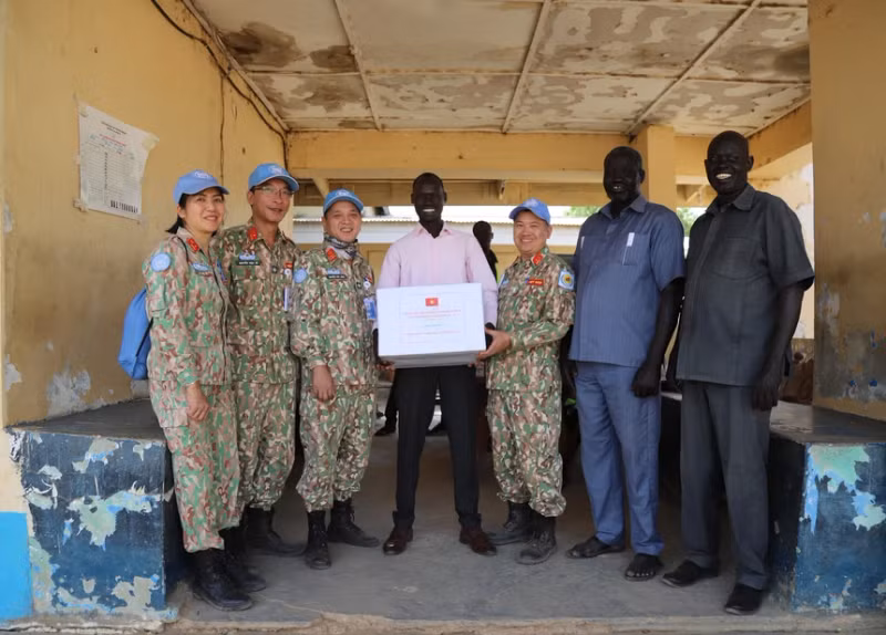 L'Unité de génie militaire vietnamienne rend visite au ministère de la Santé de la région d'Abyei. Photo : phunuvietnam.vn