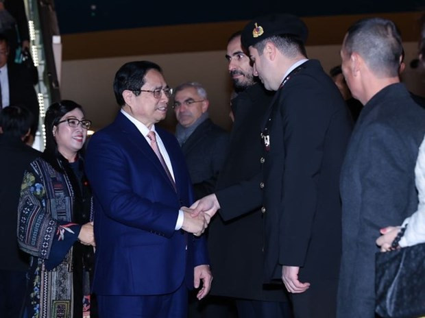 Le Premier ministre Pham Minh Chinh (à gauche) arrive à l'aéroport international Esenboga, dans la capitale turque Ankara. Photo : baochinhphu.vn