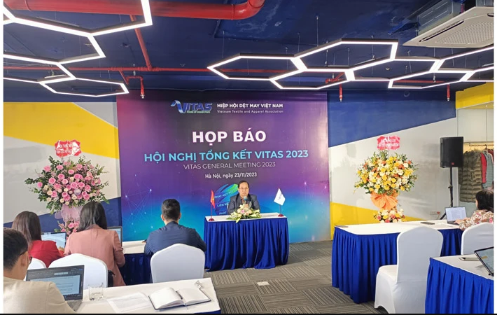Le président de Vitas, Vu Duc Giang, lors de la conférence de presse. Photo : NDEL