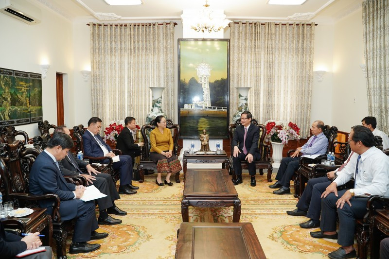 Lors de la rencontre, le président du Comité populaire provincial de Binh Thuan, Doan Anh Dung s’est déclaré convaincu que Khamphao Ernthavan connaîtrait un mandat de travail réussi. Photo: binhthuan.gov.vn