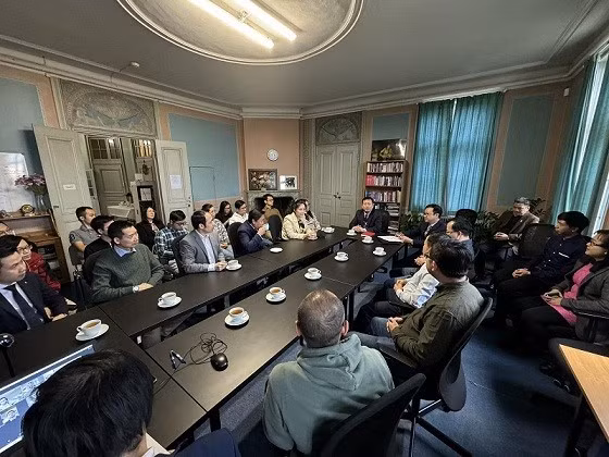 Lors de la rencontre avec un certain nombre d'experts, de scientifiques et d'étudiants vietnamiens en sciences et technologies en Suède. Photo: Ambassade du Vietnam en Suède
