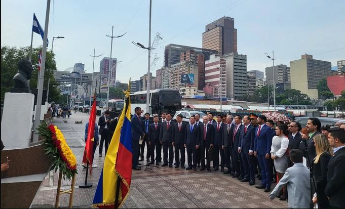 Au pied de la statue du Président Hô Chi Minh située à Caracas au Venezuela, une cérémonie d’offrande de fleurs en son honneur s’est déroulée. Photo : sggp.org.vn