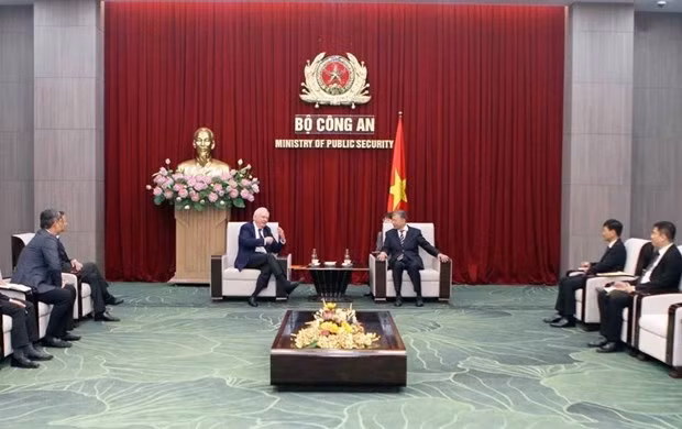 Le ministre de la Sécurité publique To Lam (droite) et le professeur Thomas J. Vallely. Photo : VNA