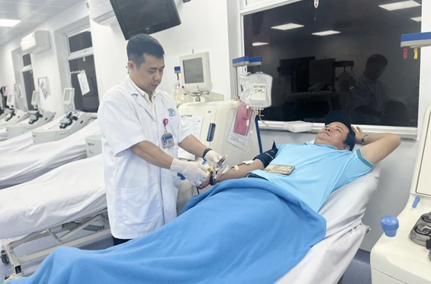 Des bénévoles sont venus à l’hôpital Cho Rây pour donner leur sang afin de sauver la vie d’un patient britannique. Photo : VNA 