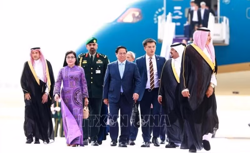 Le Premier ministre Pham Minh Chinh, son épouse et une délégation de haut niveau du Vietnam à l'aéroport international du Roi Khalid dans l'après-midi du 29 octobre (heure locale). Photo : VNA.