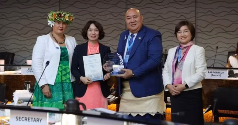 La vice-ministre vietnamienne de la Santé Nguyên Thi Liên Huong recevant un certificat et une plaque d’honneur en récompense du succès du Vietnam dans l’élimination réussie du trachome. Photo : nhandan.vn