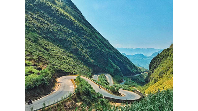 La route de la ville de Cao Bang à la cascade de Ban Giôc emmène les visiteurs à travers les paysages naturels les plus vierges du nord du Vietnam. Photo : KT.