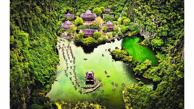 Le site du patrimoine culturel et naturel mondial Tràng An dans la province de Ninh Binh (au Nord-Est du Vietnam) est une perle verte entre le ciel et la terre, captivant l'année dernière des millions de touristes nationaux et internationaux. Photo : NDEL.