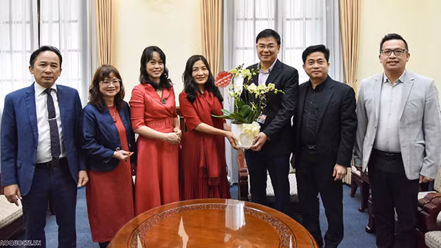 Le Vice-ministre Pham Quang Hiêu reçoit le président du Club Hoang Sa-Truong Sa en Pologne. Photo: baoquocte.vn