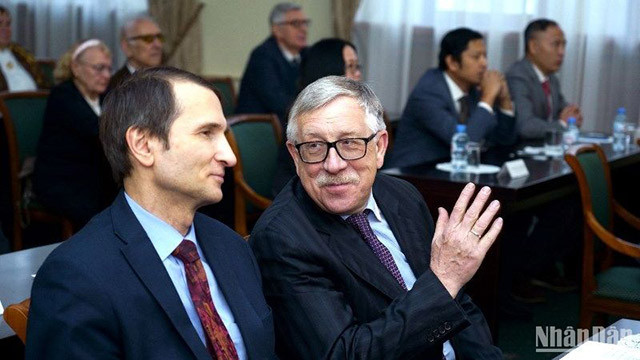L'expert Piotr Tsvetov (à droite) lors d'un événement à Moscou en Russie, décembre 2022. Photo : NDEL.