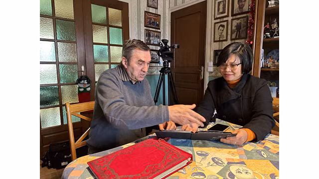 Michel Strachinescu partage des photos commémoratives alors qu'il était encore chauffeur pour la Délégation du Vietnam. Photo : VNA.