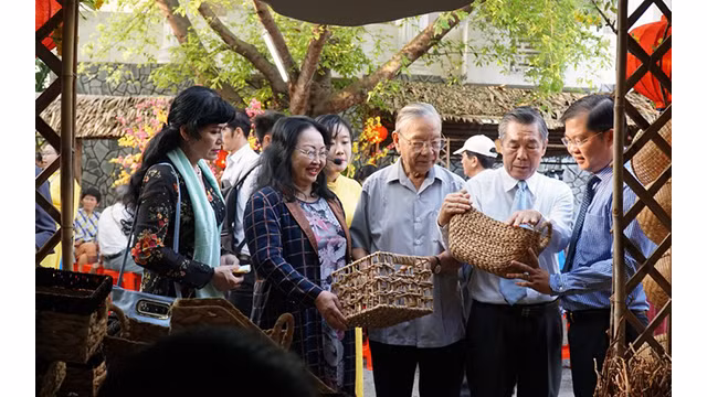 Dans le Nam Bô occidental à l'occasion du Têt traditionnel, outre le tourisme traditionnel, les touristes ont aussi beaucoup de choix de produits touristiques nouveaux et attrayants... Photo : NDEL.