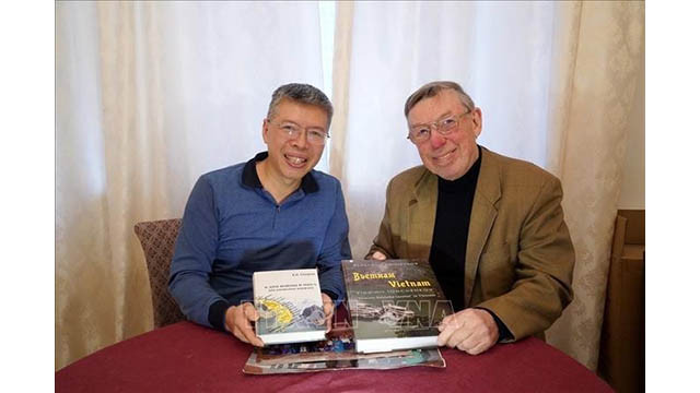 Viktor Alekseevich Petrov (à droite) partage les souvenirs de l'ancien chef de la délégation de négociation Nguyên Thi Binh. Photo : VNA.