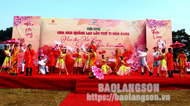 Lors de la cérémonie d'ouverture, les visiteurs ont profité d’un programme artistique spécial imprégné de l'identité culturelle des artistes du Centre provincial des arts et de la culture. Photo : baolangson.vn