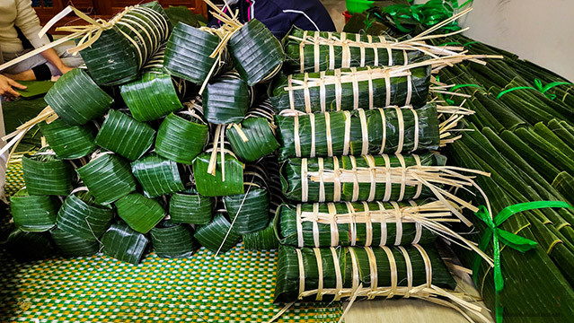 Grâce au maintien du nom de la marque, aux cours de ces dernières années, le « banh chung » et le « banh tét » du village de Chuôn ont toujours été bien accueillis par les clients à l'intérieur et à l'extérieur de la province. Photo : Journal Tô Quôc.