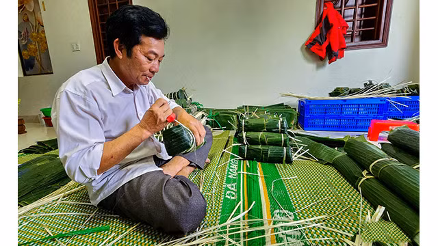 Hô Van Si, qui a une bonne expérience dans la fabrication de gâteaux, a déclaré que la différence entre « bánh tét » dans le village de Chuôn et d'autres endroits réside dans les ingrédients utilisés et la façon dont ils sont préparés. Photo : Journal Tô Quôc.