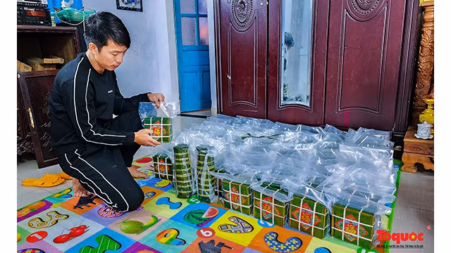 La préservation de production des « bánh tét » et « bánh chưng » du village contribue non seulement à préserver une culture traditionnelle de la localité, mais apporte également des revenus à de nombreuses personnes pendant le Têt. Photo : Journal Tô Quôc.