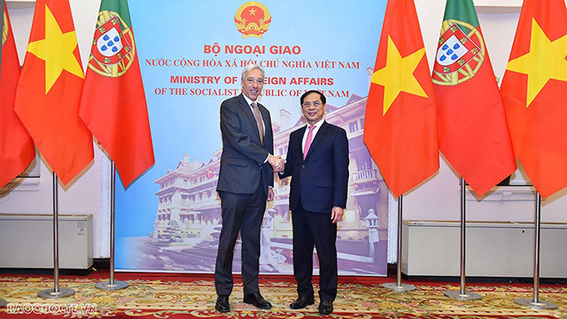 Le ministre des AE Bùi Thanh Son (à droite) et son homologue portugais. Photo : baoquocte.vn
