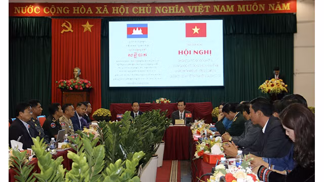 Les autorités de la province de Dak Nông et de la province de Mondulkiri (Cambodge) ont tenu une conférence pour évaluer les résultats de la mise en œuvre de l'Accord de coopération au développement socio-économique entre les deux provinces. Photo : daknong.gov.vn