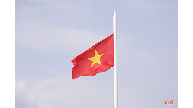 La cérémonie de lever du drapeau a lieu tous les lundis matin sur le toit-terrasse de la plate-forme DK1/10 située sur le haut-fond de Cà Mau - l'un des 15 plates-formes du bataillon. Photo : baohatinh.vn