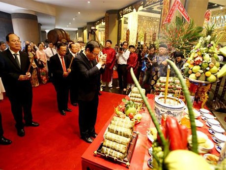Cérémonie d'offrande de "banh tét" aux rois fondateurs Hùng à Hô Chi Minh-Ville. Photo : VNA.