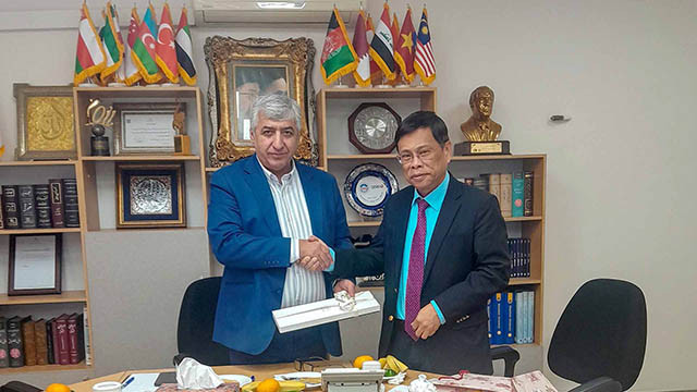 L'ambassadeur du Vietnam en Iran Luong Quôc Huy (à droite) et Hormatallah Rafiei (à gauche), président de l’Association iranienne des transports aériens et des entreprises touristiques. Photo : baoquocte.vn