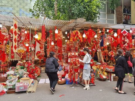 La rue Hàng Ma se pare de rouge pour accueillir le Têt. Photo : moitruongvadothi.vn